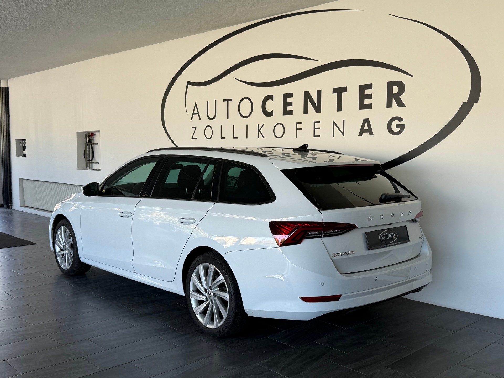 SKODA Octavia Combi 2.0 TDI DSG Style 4x4 / CH Fahrzeug-image-9