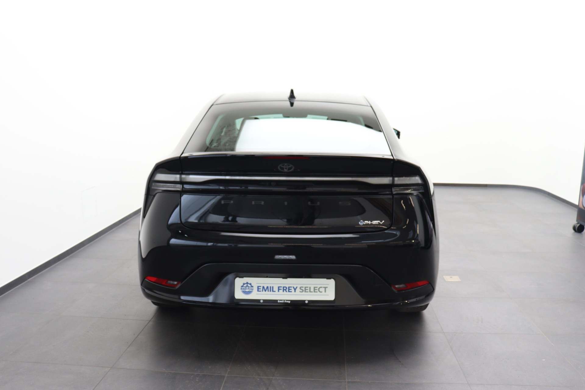TOYOTA Prius 2.0 Plug-In-Hybrid Style-showroom-element-2