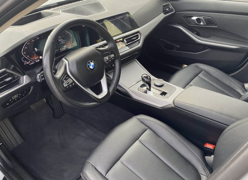 BMW 330i xDrive Touring-image-4