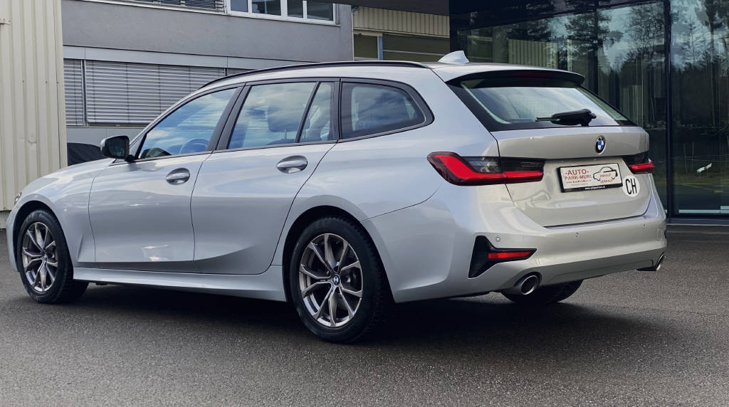 BMW 330i xDrive Touring-image-12