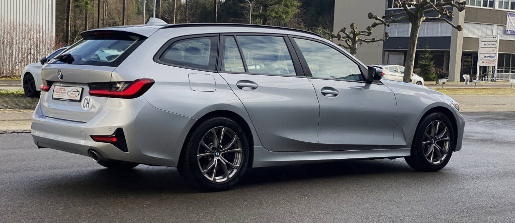 BMW 330i xDrive Touring-image-15
