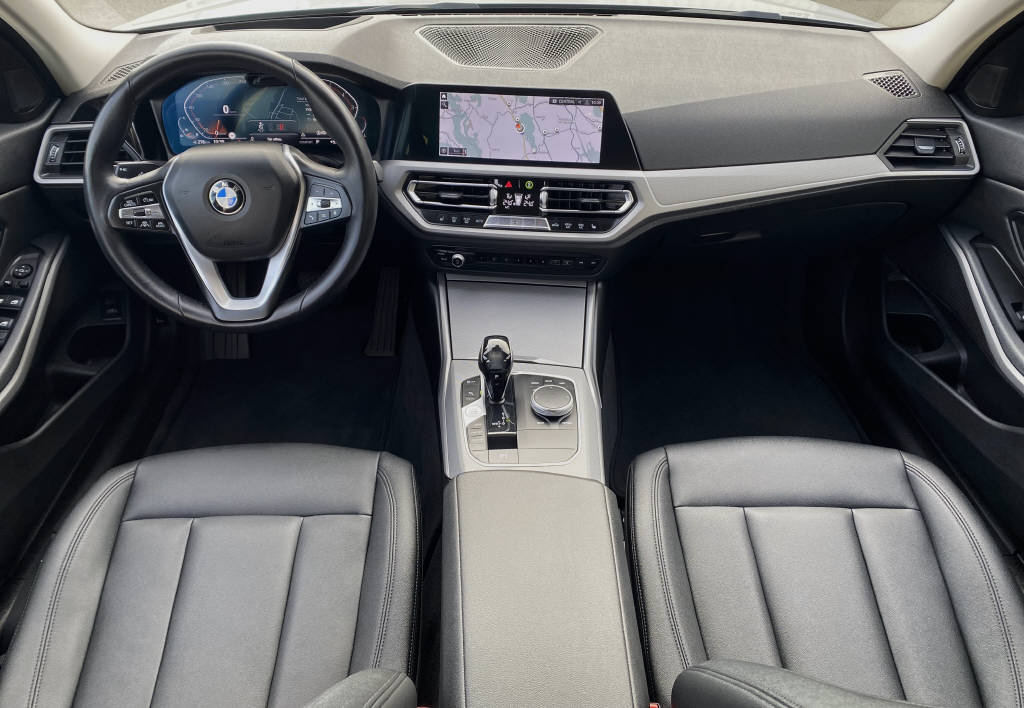 BMW 330i xDrive Touring-image-6
