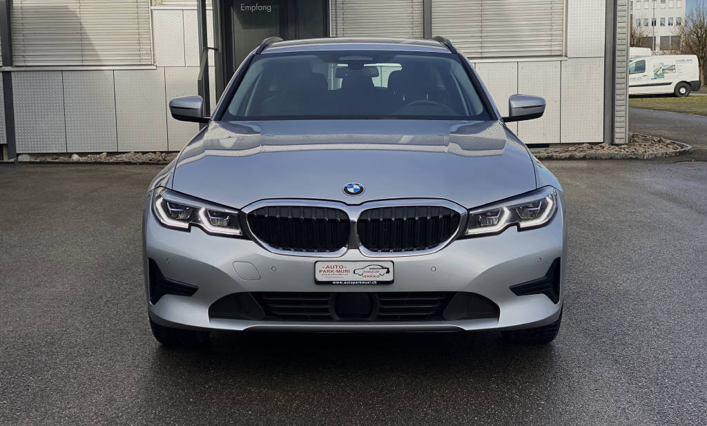 BMW 330i xDrive Touring-image-1
