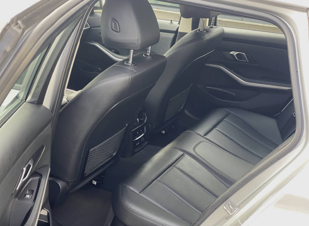 BMW 330i xDrive Touring-image-11