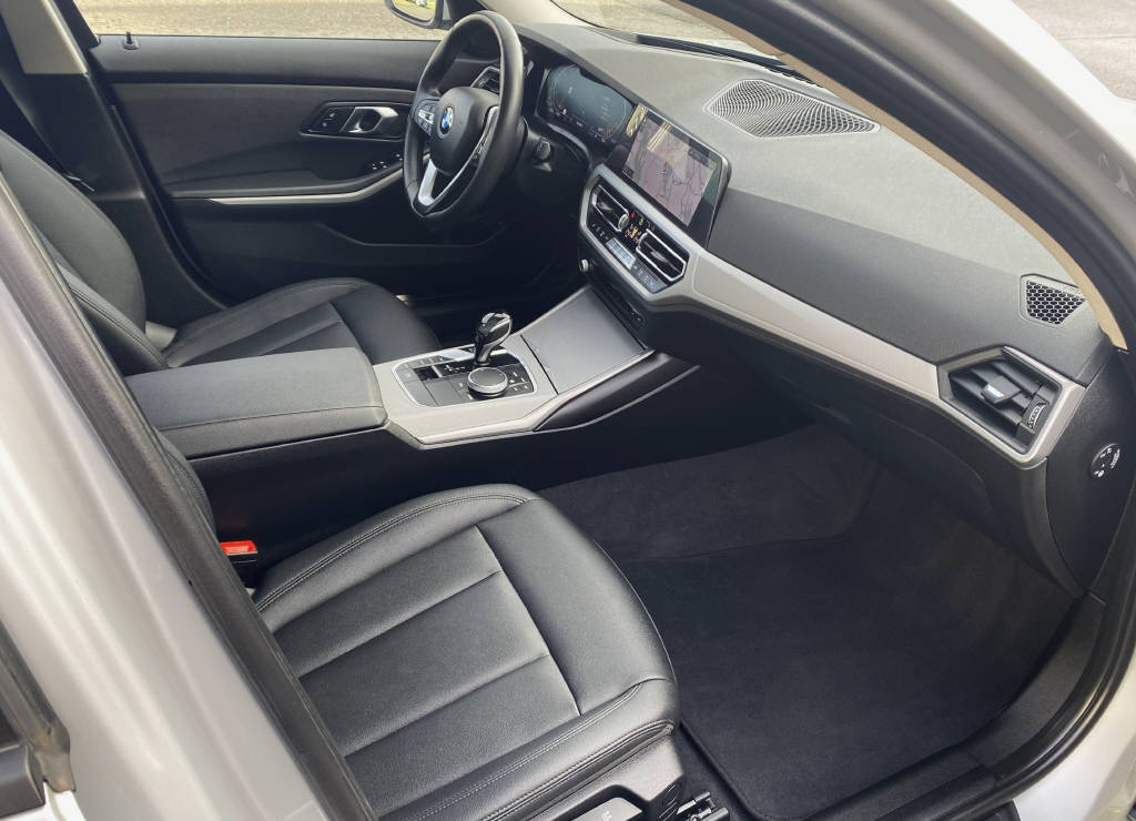 BMW 330i xDrive Touring-image-10