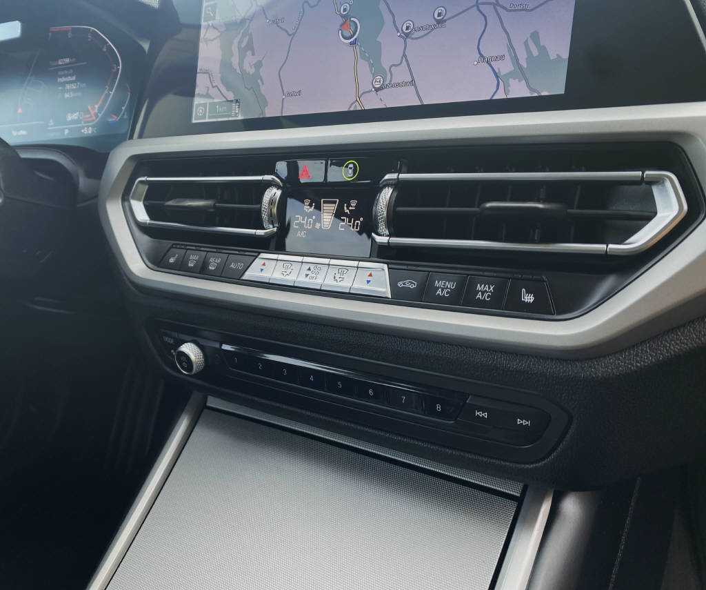 BMW 330i xDrive Touring-image-8