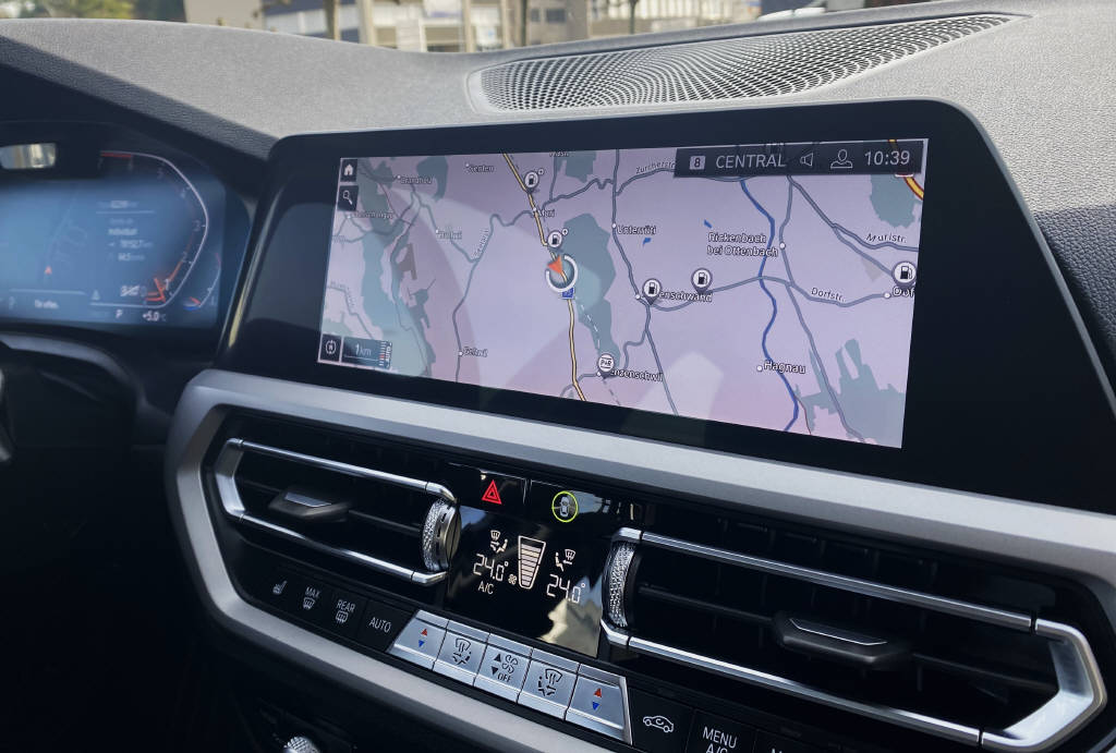 BMW 330i xDrive Touring-image-7