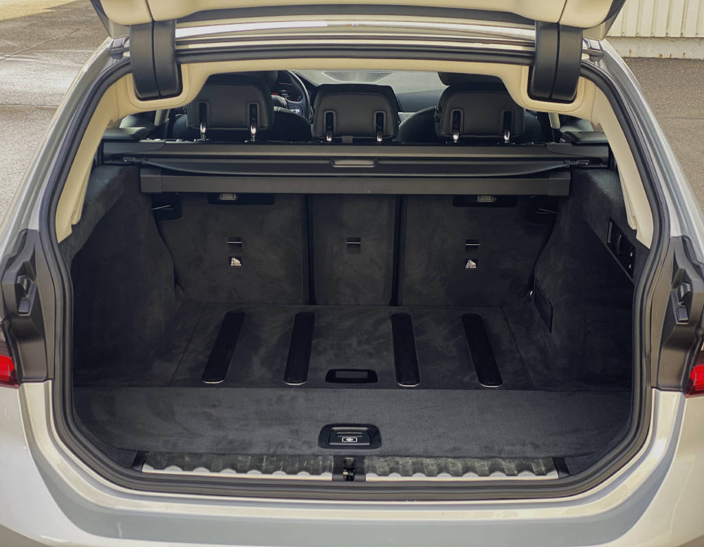 BMW 330i xDrive Touring-image-14