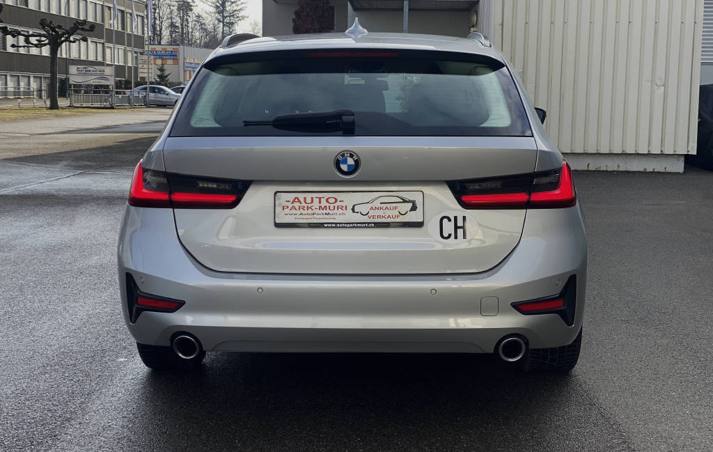 BMW 330i xDrive Touring-image-13