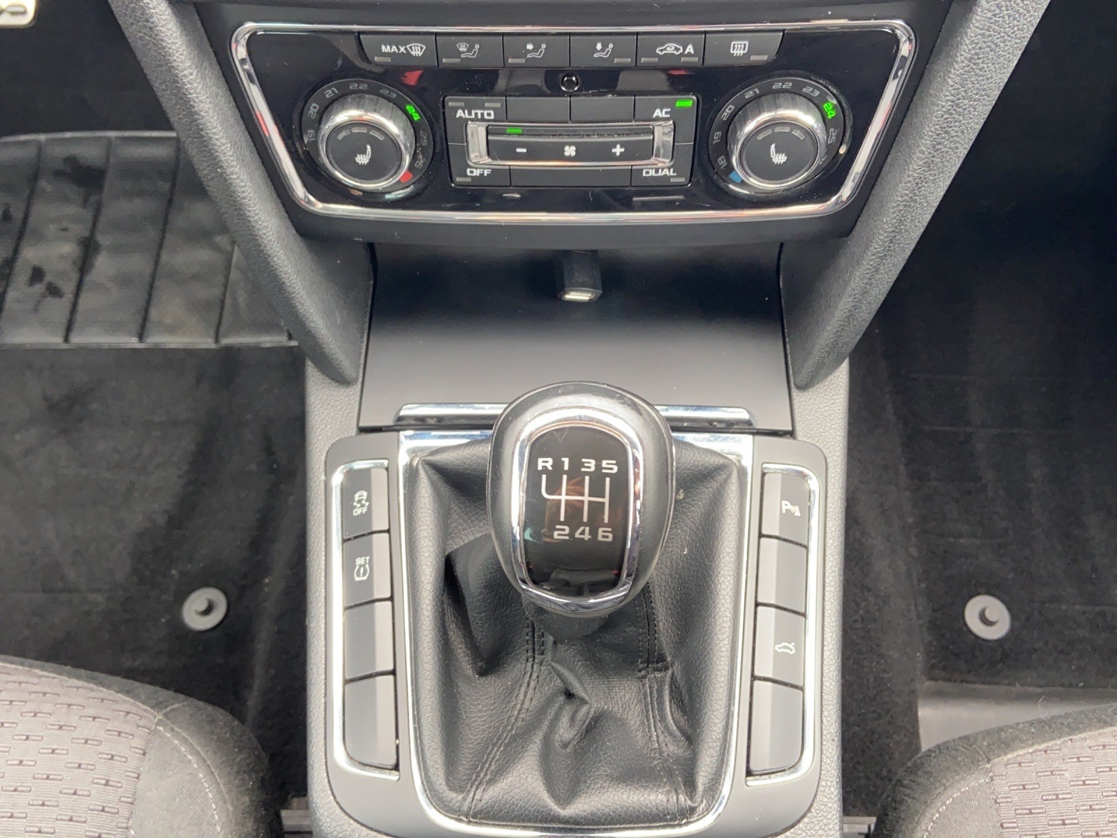 SKODA Superb Combi 1.8 TSI Elegance-image-13