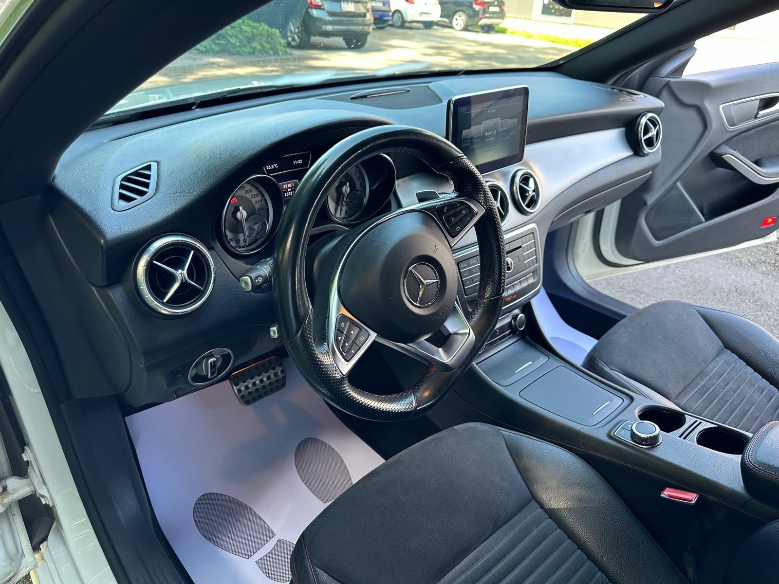 MERCEDES-BENZ CLA Shooting Brake 180 AMG Line 7G-DCT-image-8