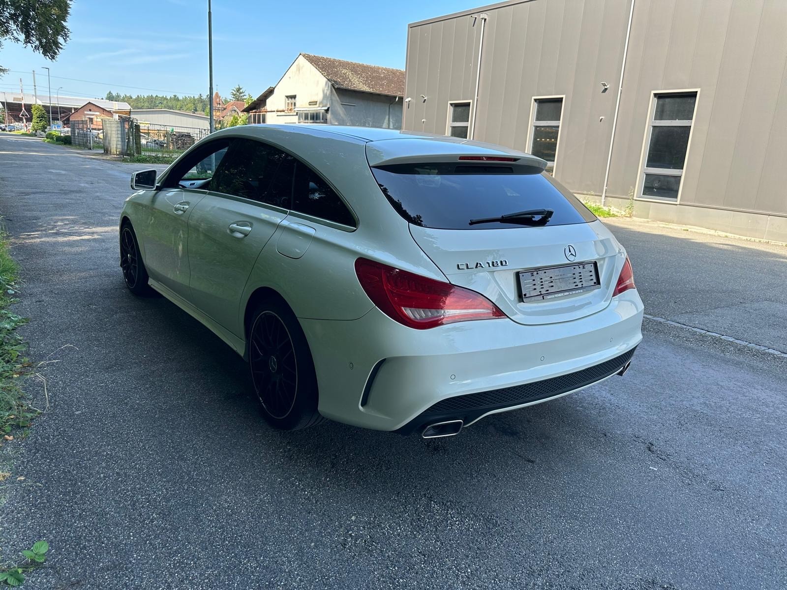 MERCEDES-BENZ CLA Shooting Brake 180 AMG Line 7G-DCT-image-3