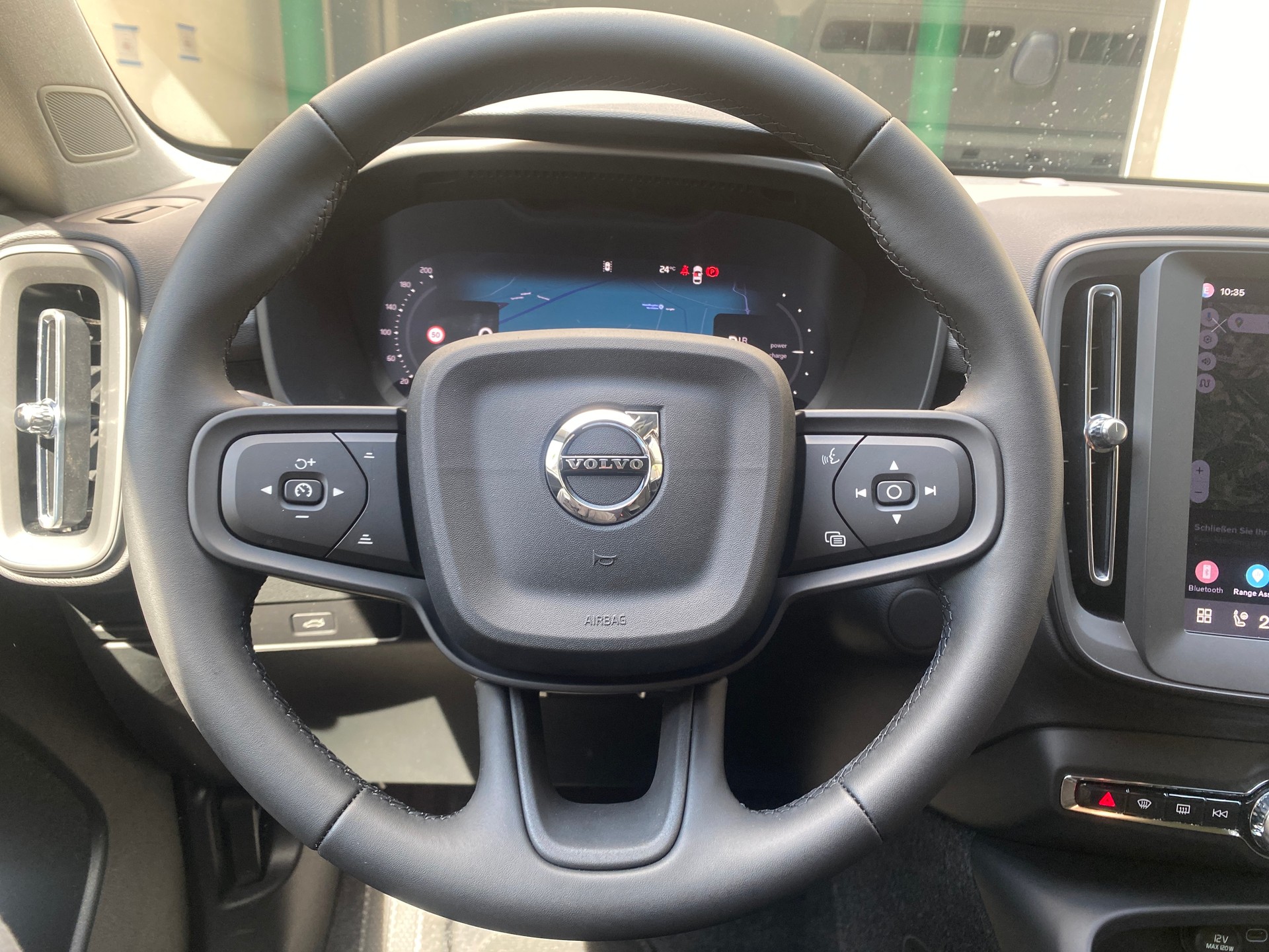 VOLVO EX40 70kWh Single Motor Essential-image-9