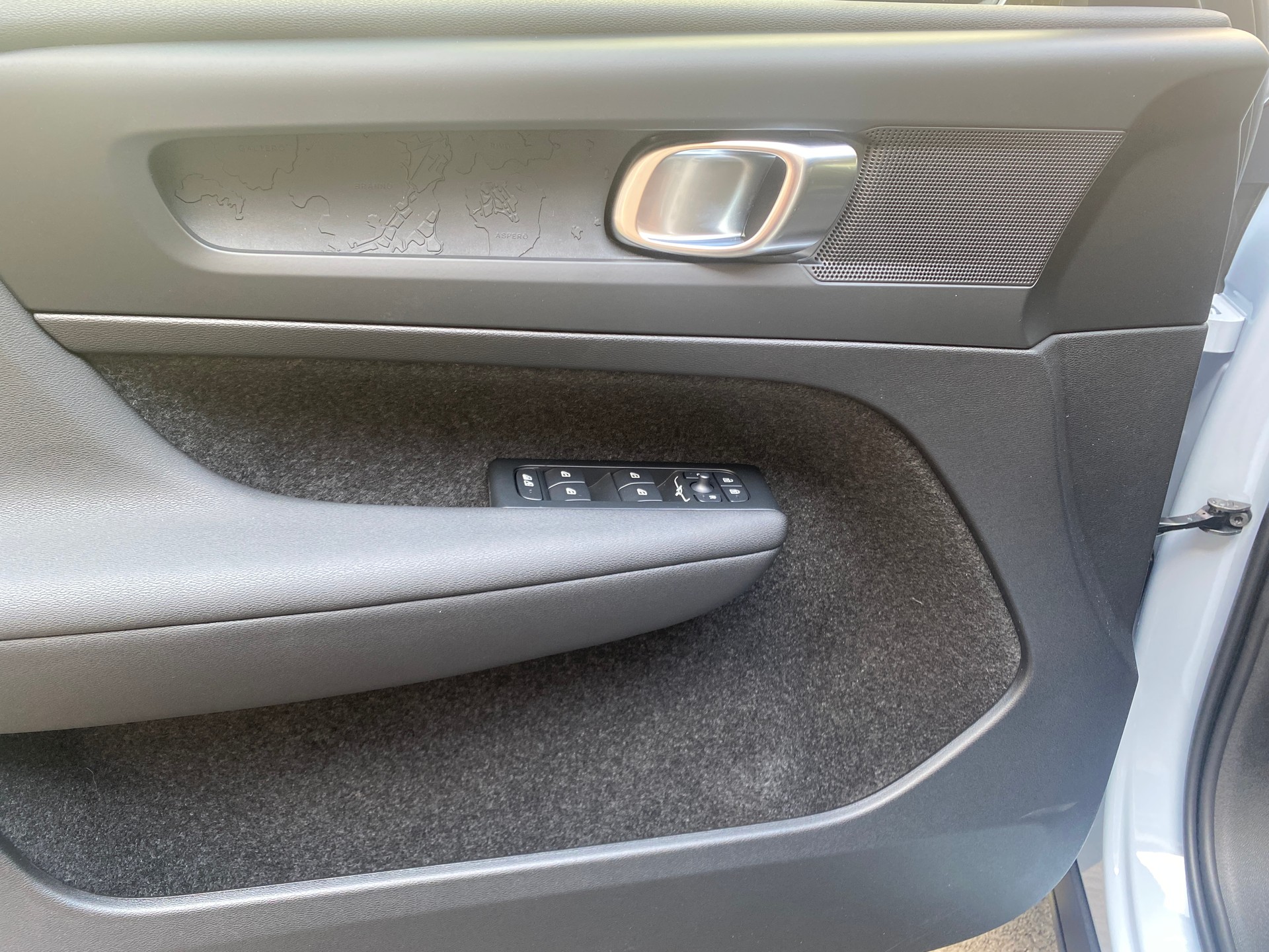 VOLVO EX40 70kWh Single Motor Essential-image-6