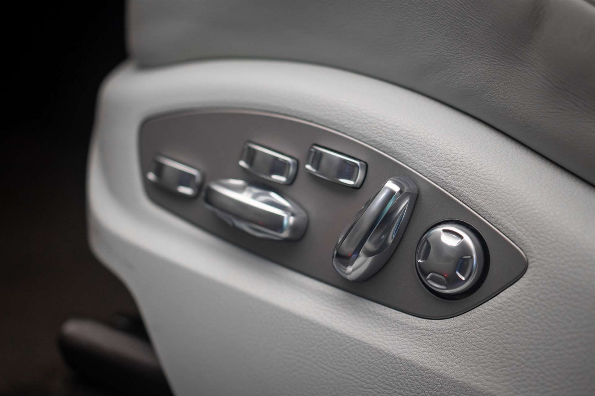 PORSCHE Macan Turbo PDK *CH-Fahrzeug* *Alcantarahimmel* *Panorama* *Chrono*-image-24