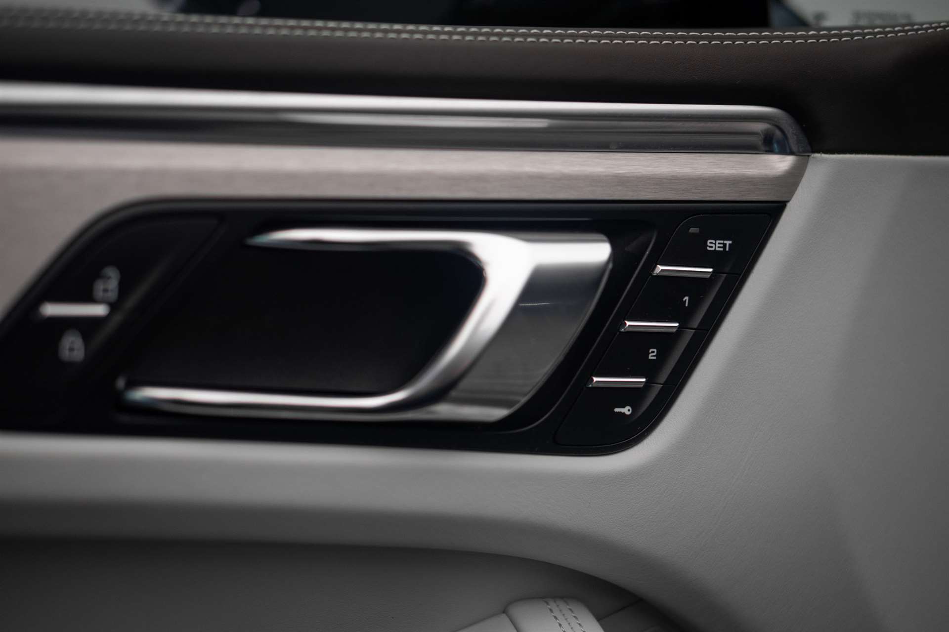 PORSCHE Macan Turbo PDK *CH-Fahrzeug* *Alcantarahimmel* *Panorama* *Chrono*-image-22