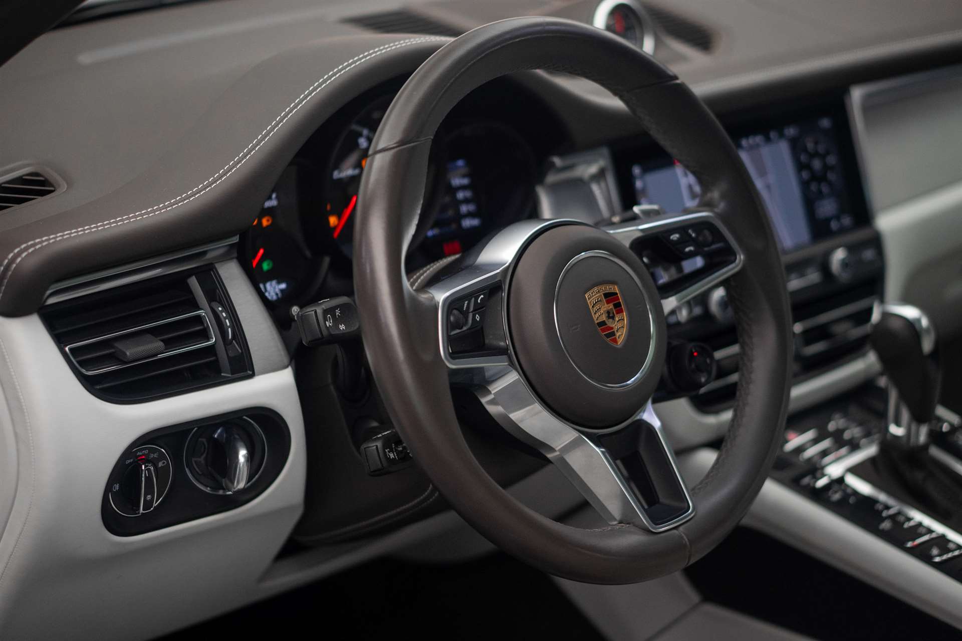 PORSCHE Macan Turbo PDK *CH-Fahrzeug* *Alcantarahimmel* *Panorama* *Chrono*-image-34