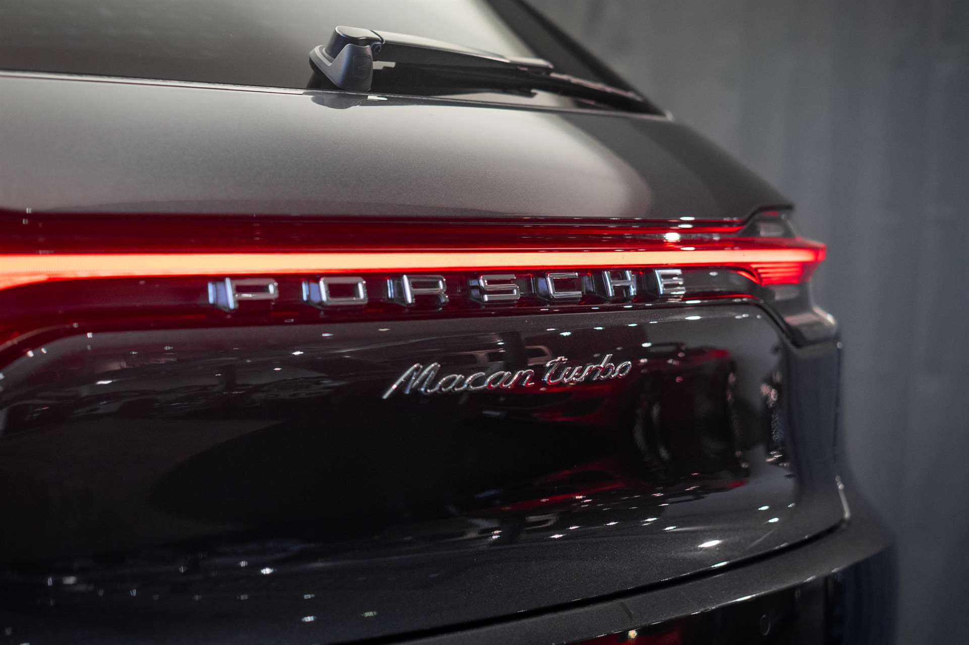 PORSCHE Macan Turbo PDK *CH-Fahrzeug* *Alcantarahimmel* *Panorama* *Chrono*-image-11