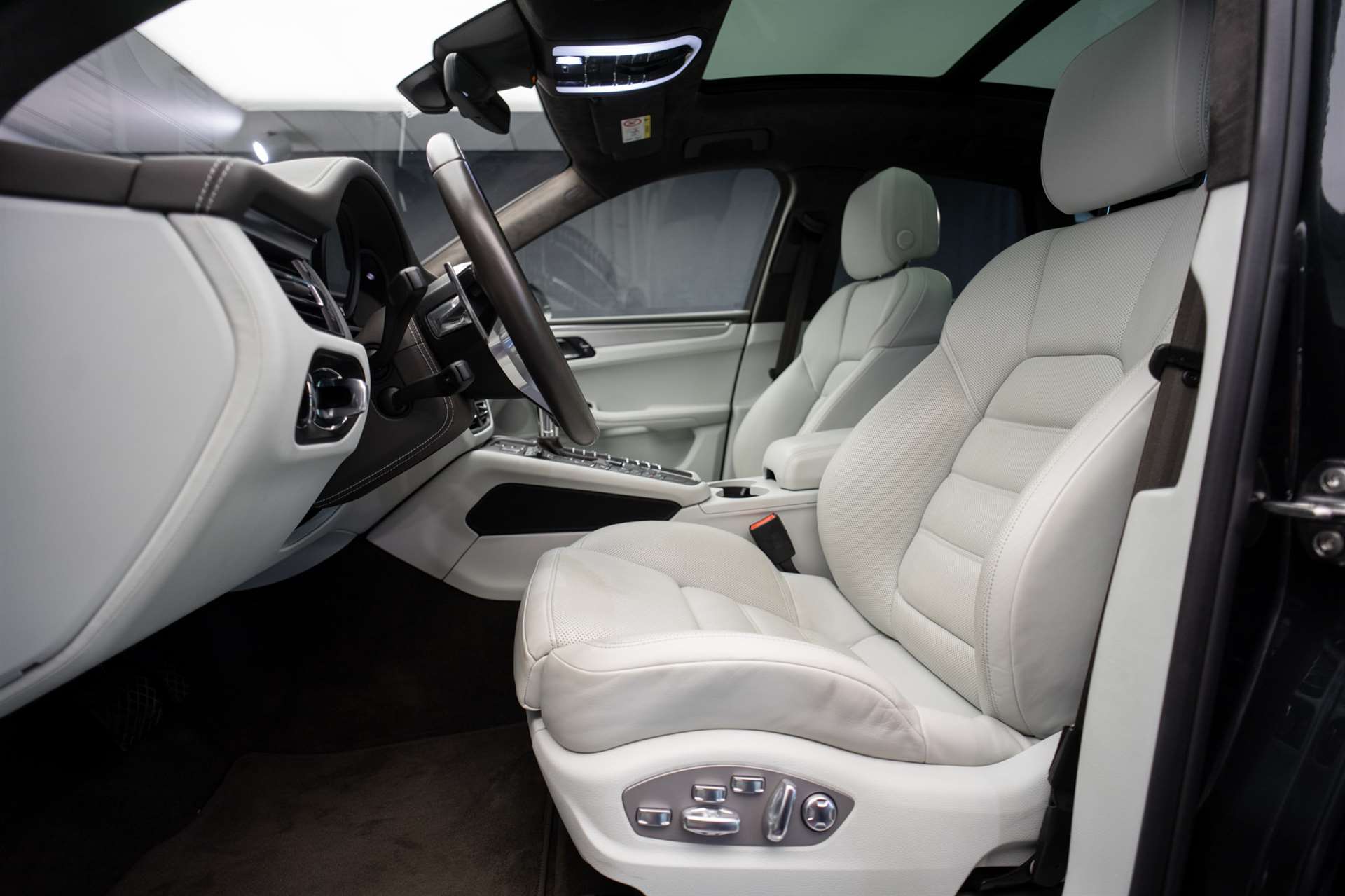 PORSCHE Macan Turbo PDK *CH-Fahrzeug* *Alcantarahimmel* *Panorama* *Chrono*-image-16