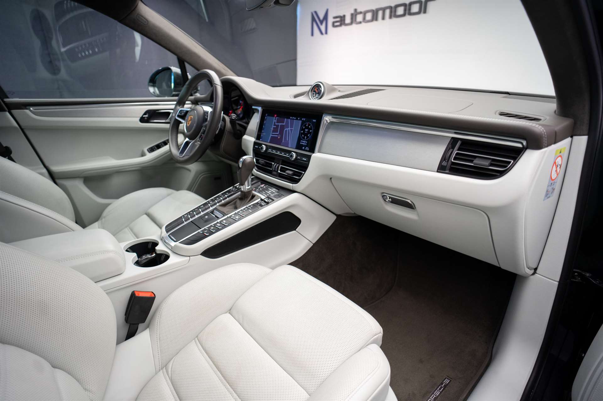 PORSCHE Macan Turbo PDK *CH-Fahrzeug* *Alcantarahimmel* *Panorama* *Chrono*-image-15
