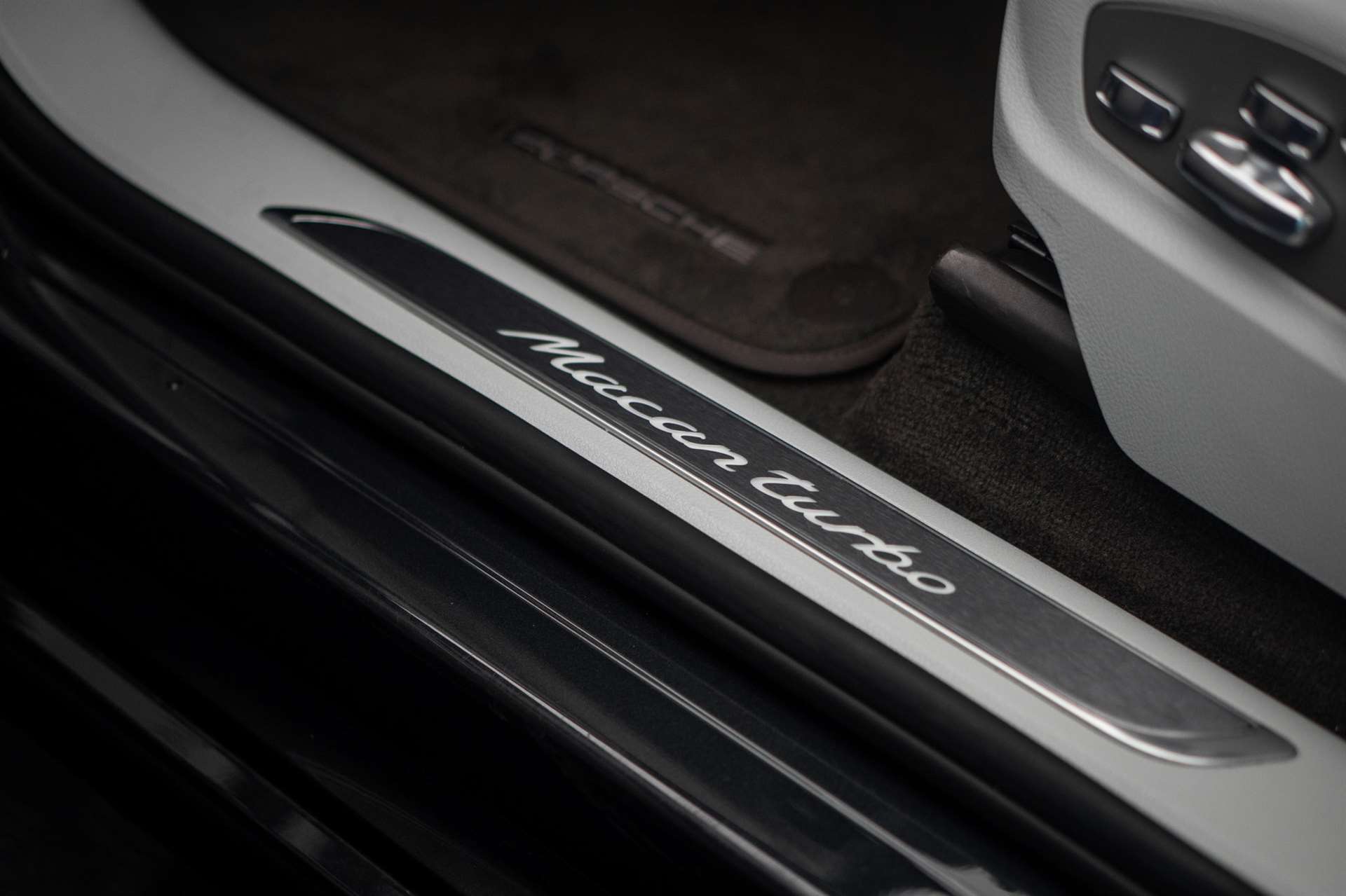 PORSCHE Macan Turbo PDK *CH-Fahrzeug* *Alcantarahimmel* *Panorama* *Chrono*-image-33