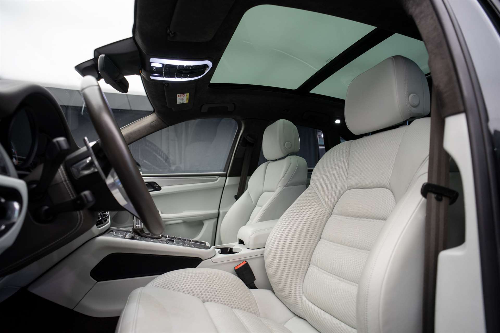 PORSCHE Macan Turbo PDK *CH-Fahrzeug* *Alcantarahimmel* *Panorama* *Chrono*-image-17