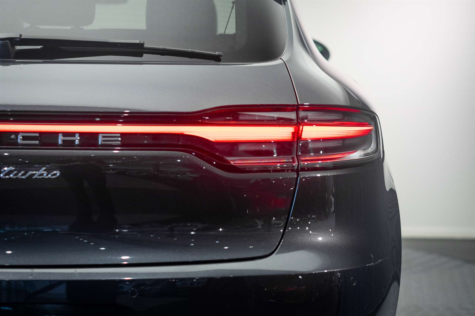 PORSCHE Macan Turbo PDK *CH-Fahrzeug* *Alcantarahimmel* *Panorama* *Chrono*-image-10