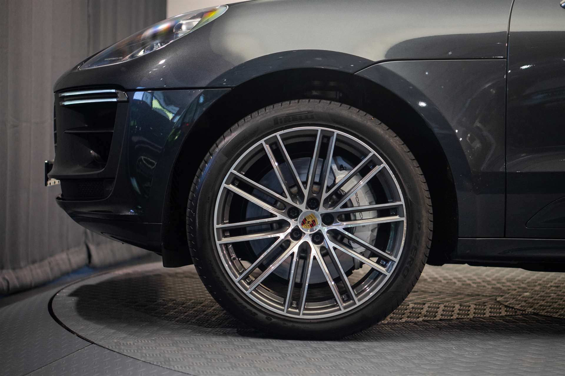 PORSCHE Macan Turbo PDK *CH-Fahrzeug* *Alcantarahimmel* *Panorama* *Chrono*-image-12