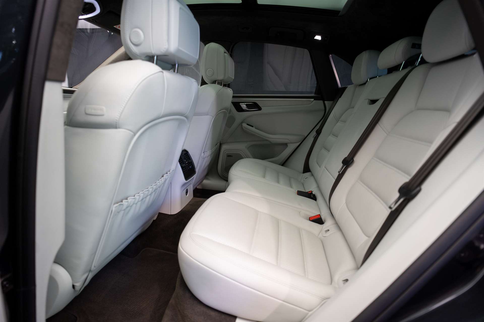 PORSCHE Macan Turbo PDK *CH-Fahrzeug* *Alcantarahimmel* *Panorama* *Chrono*-image-18