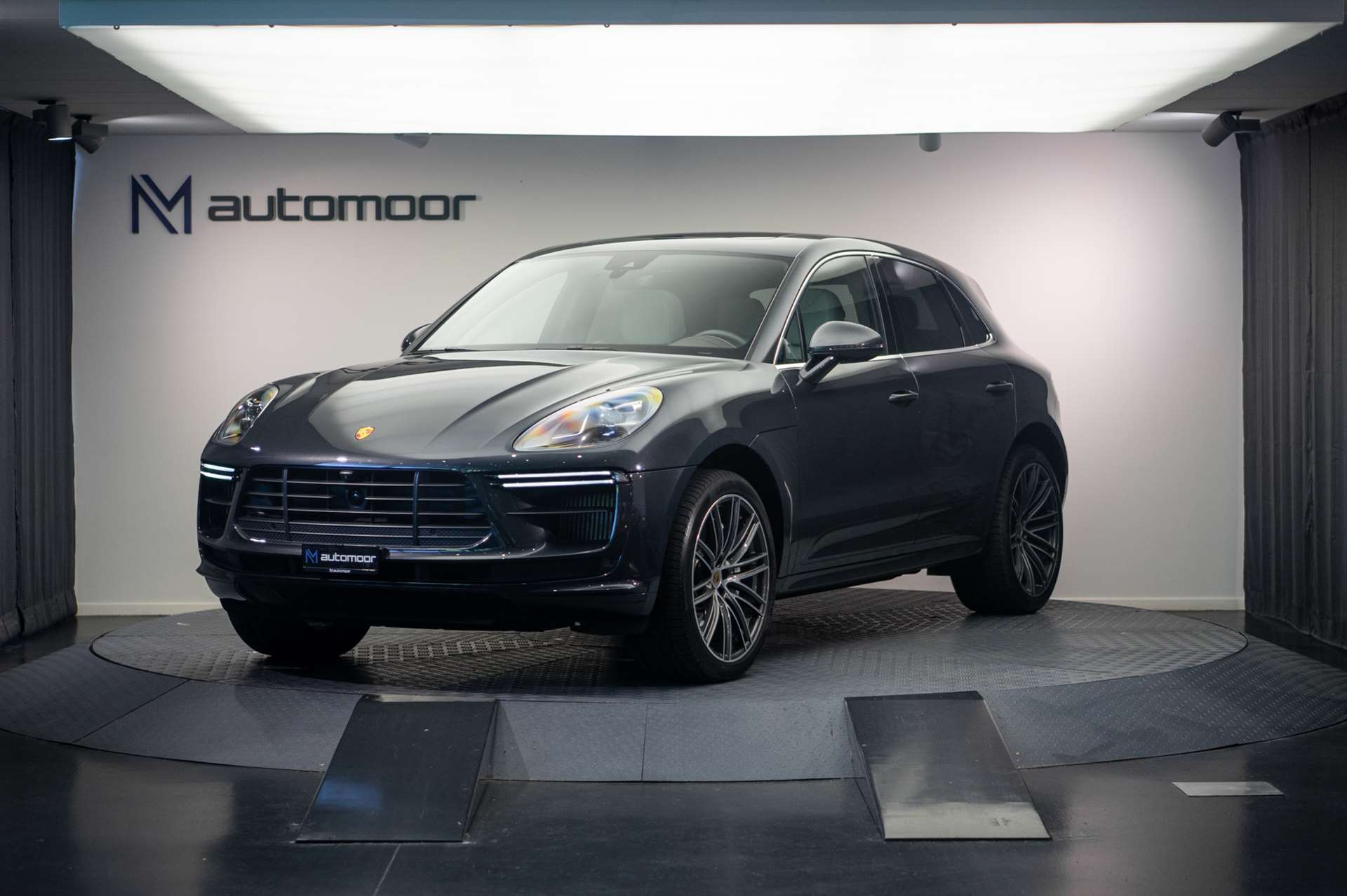 PORSCHE Macan Turbo PDK *CH-Fahrzeug* *Alcantarahimmel* *Panorama* *Chrono*-image-0
