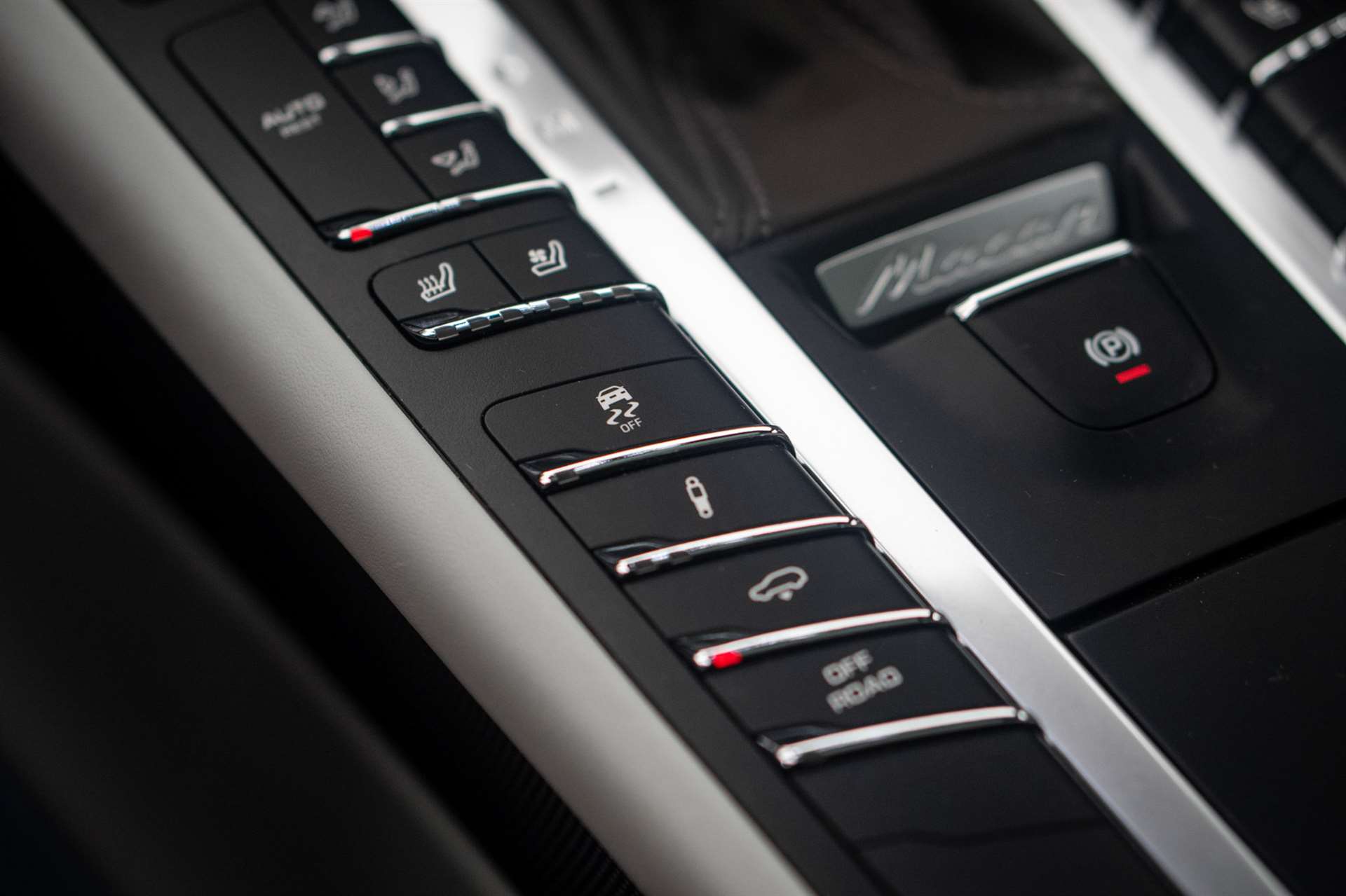 PORSCHE Macan Turbo PDK *CH-Fahrzeug* *Alcantarahimmel* *Panorama* *Chrono*-image-31