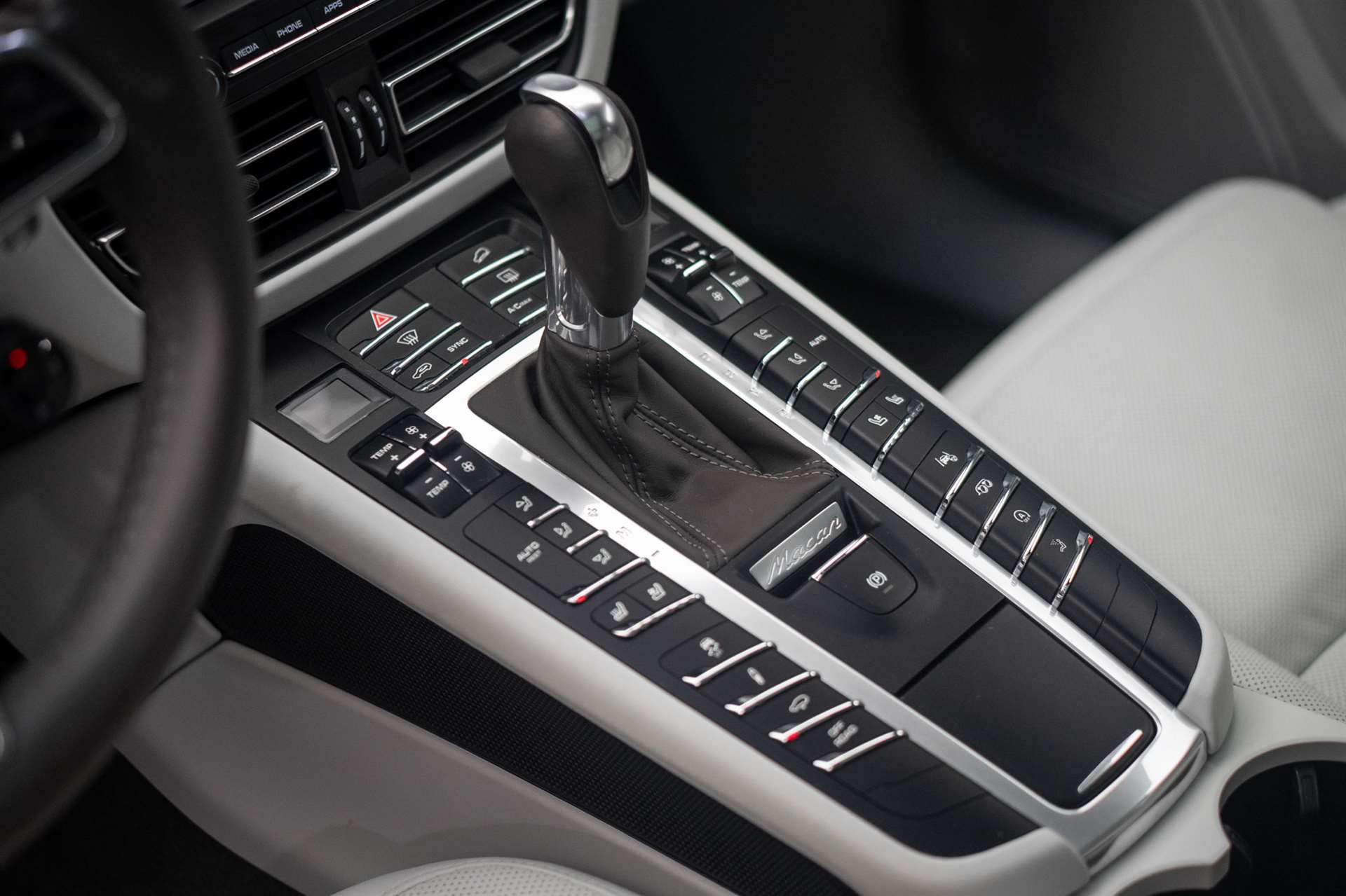 PORSCHE Macan Turbo PDK *CH-Fahrzeug* *Alcantarahimmel* *Panorama* *Chrono*-image-25