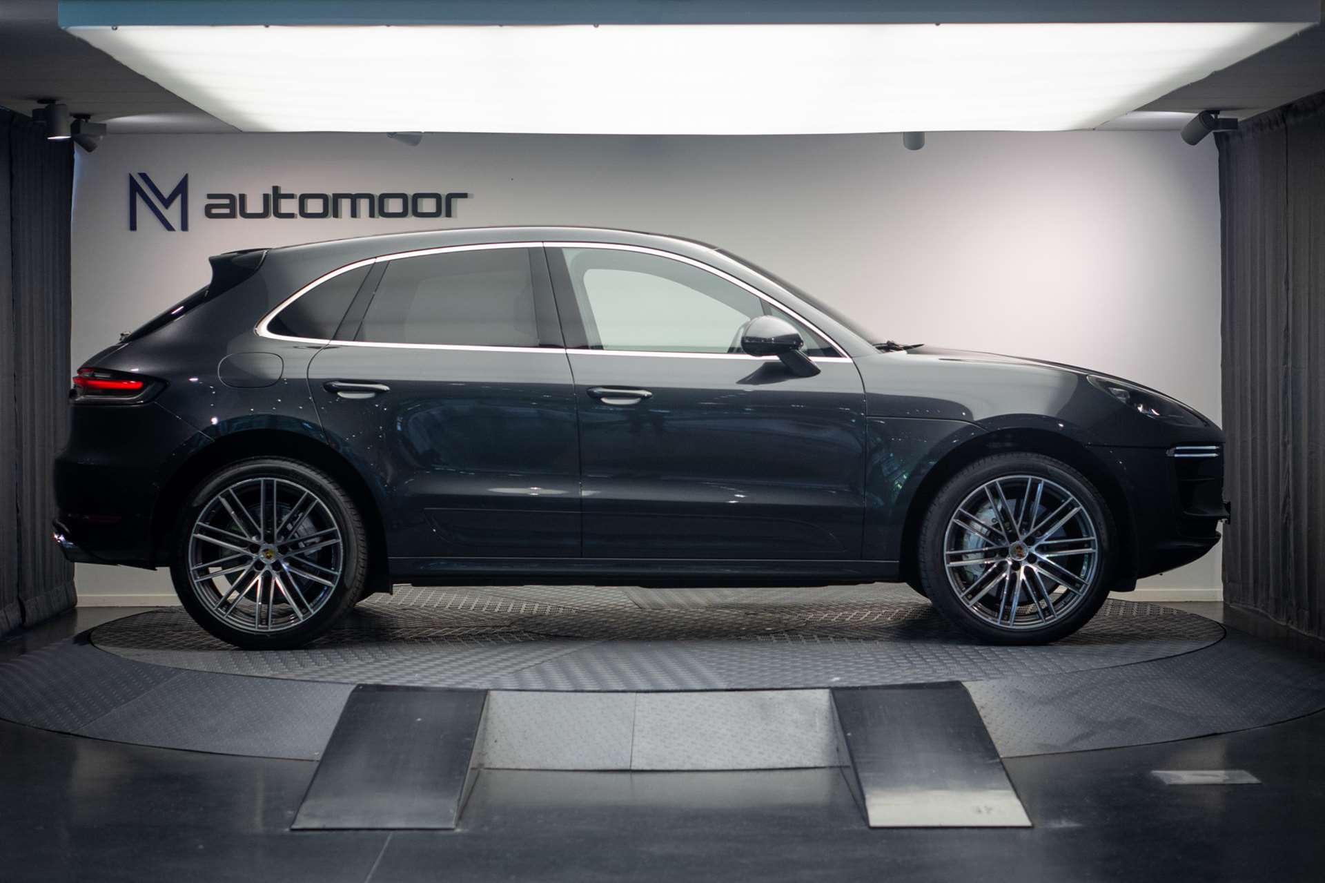 PORSCHE Macan Turbo PDK *CH-Fahrzeug* *Alcantarahimmel* *Panorama* *Chrono*-image-3