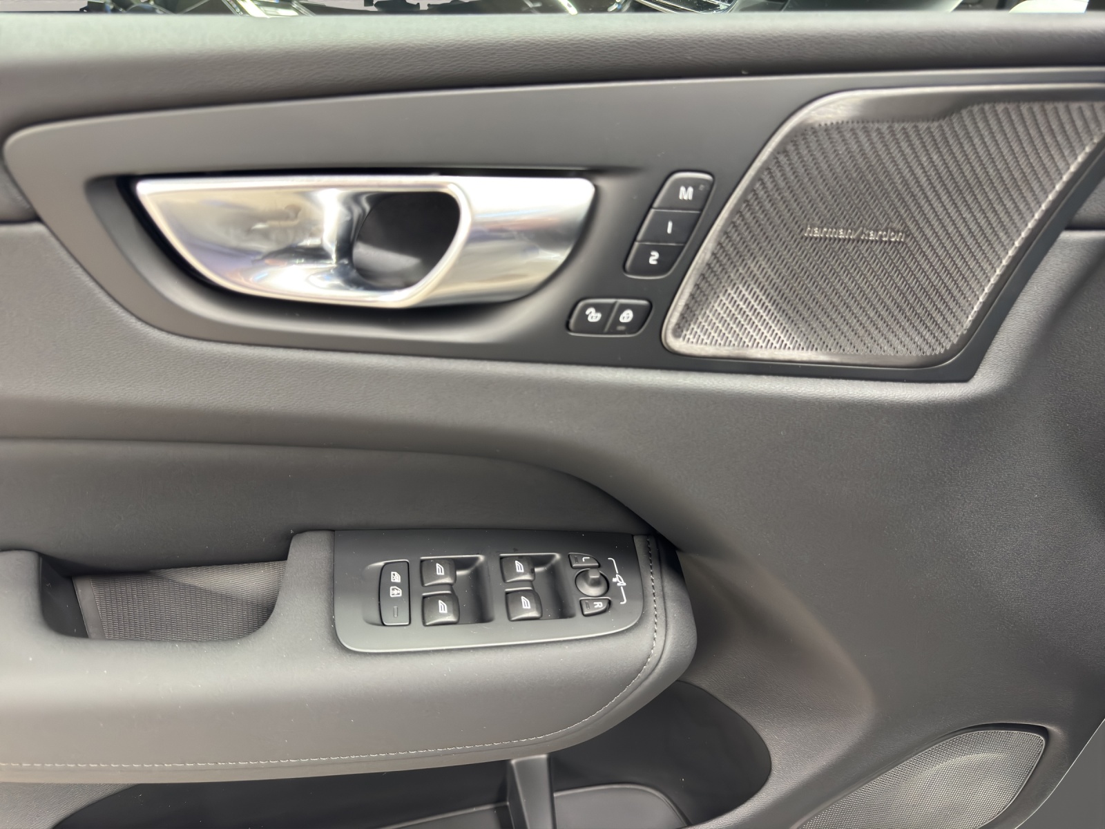 VOLVO XC60 2.0 T8 TE Ultra Dark eAWD-image-12