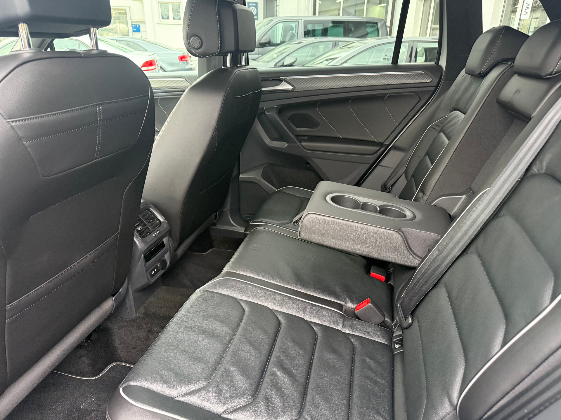 VW Tiguan 2.0 TDI SCR R-Line 4Motion DSG-image-9