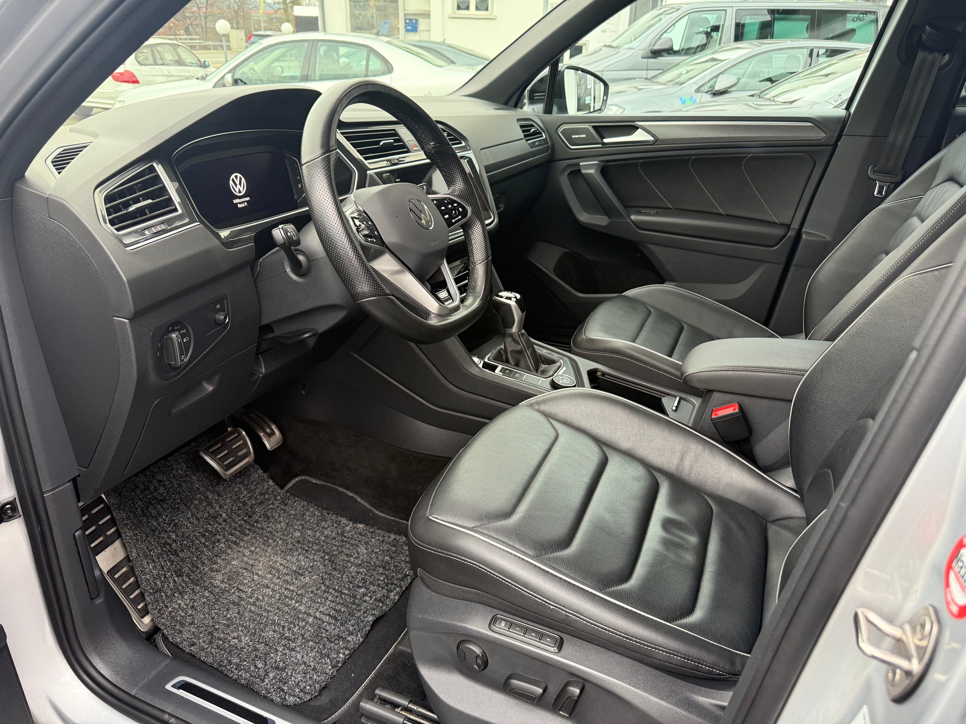 VW Tiguan 2.0 TDI SCR R-Line 4Motion DSG-image-8