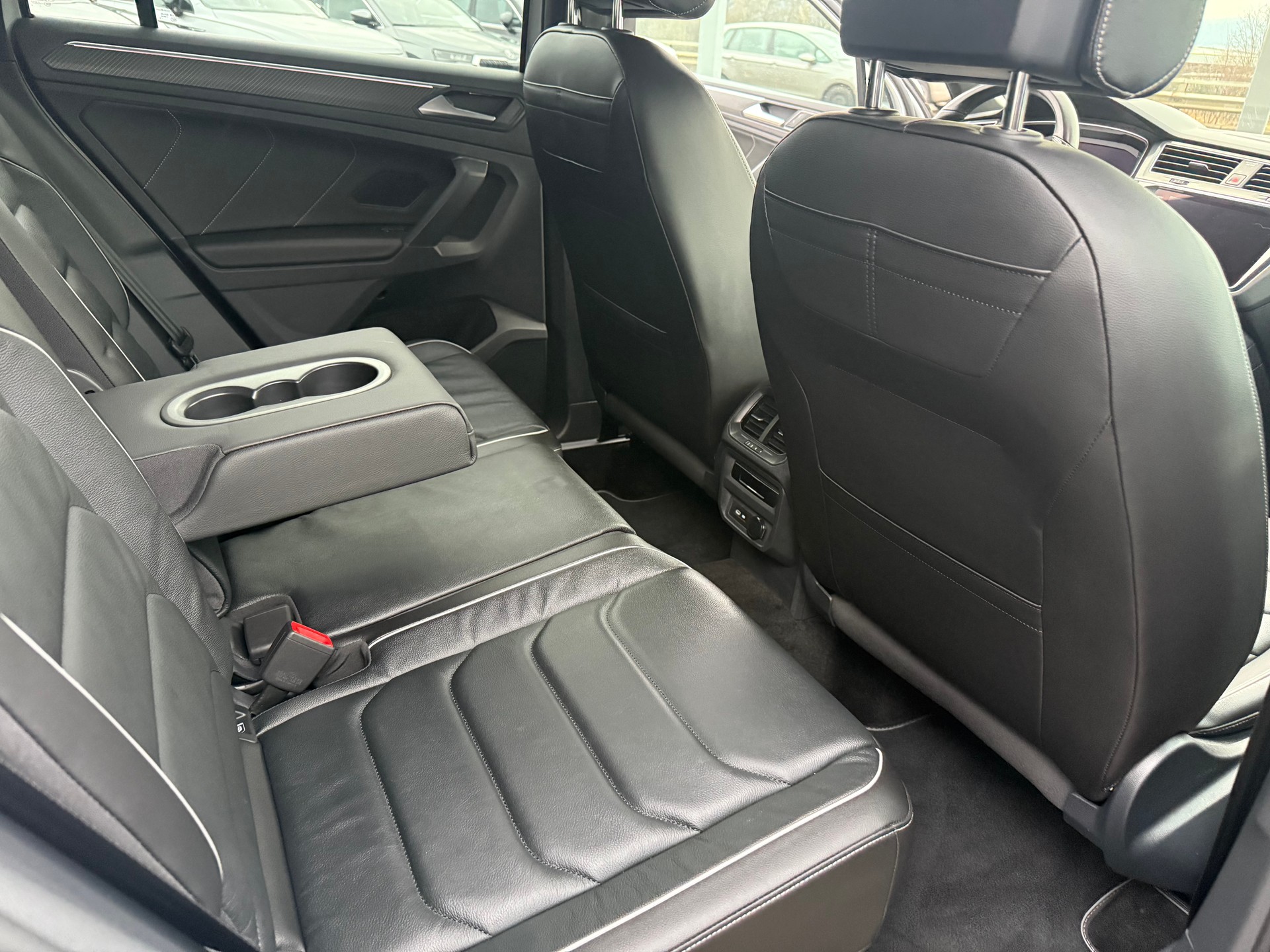 VW Tiguan 2.0 TDI SCR R-Line 4Motion DSG-image-12