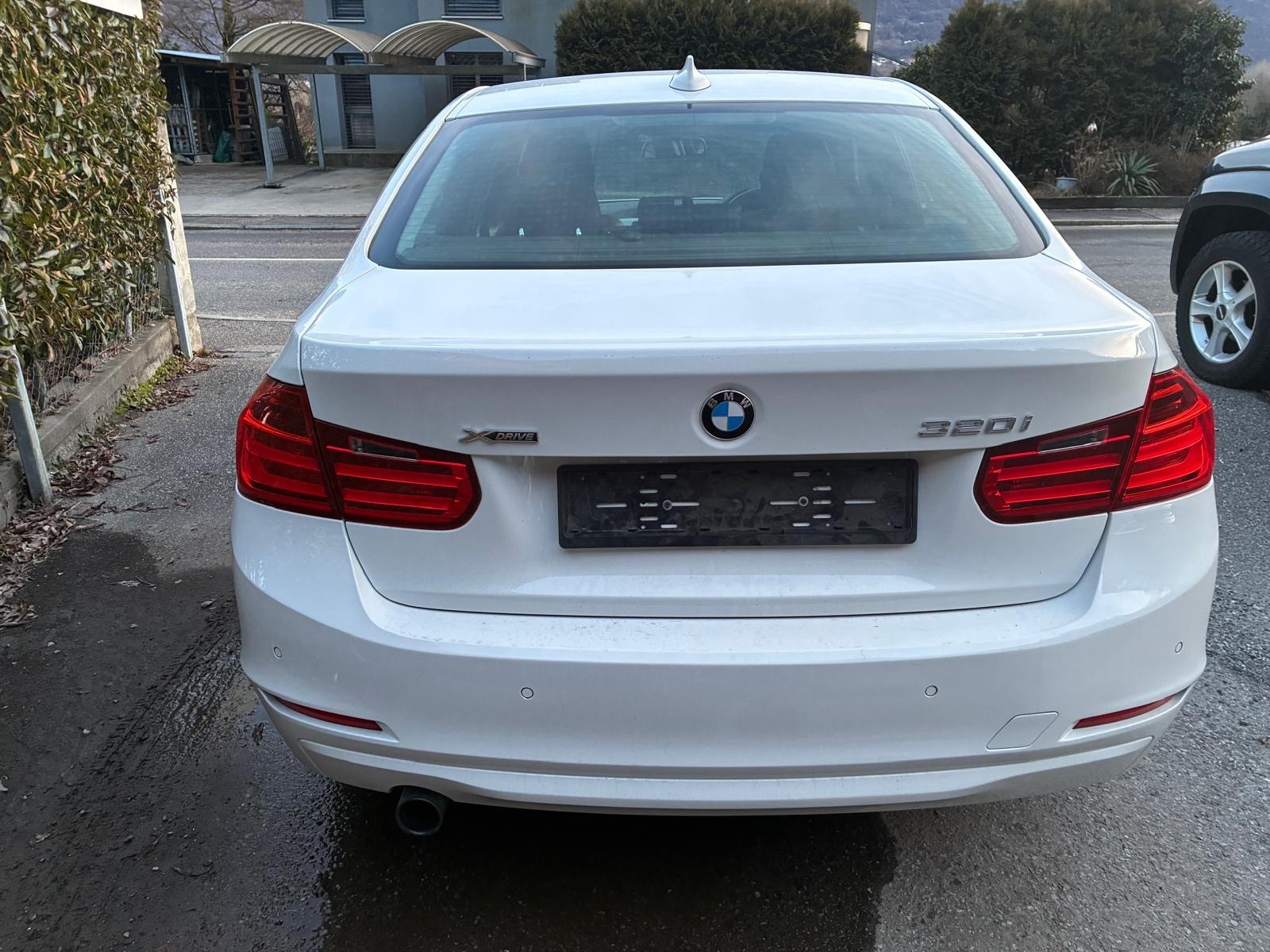 BMW 320i xDrive-image-6