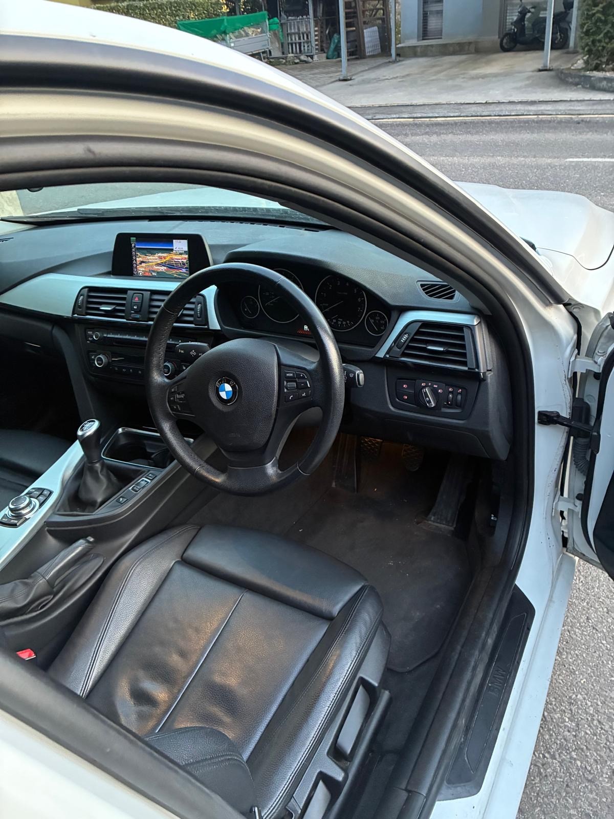 BMW 320i xDrive-image-1