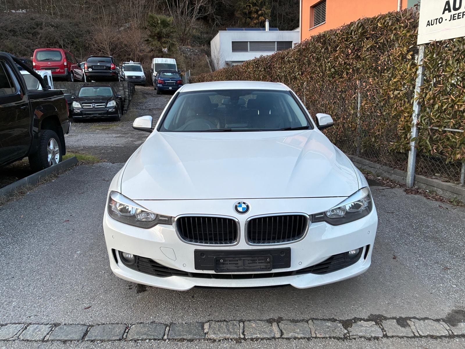 BMW 320i xDrive-image-3