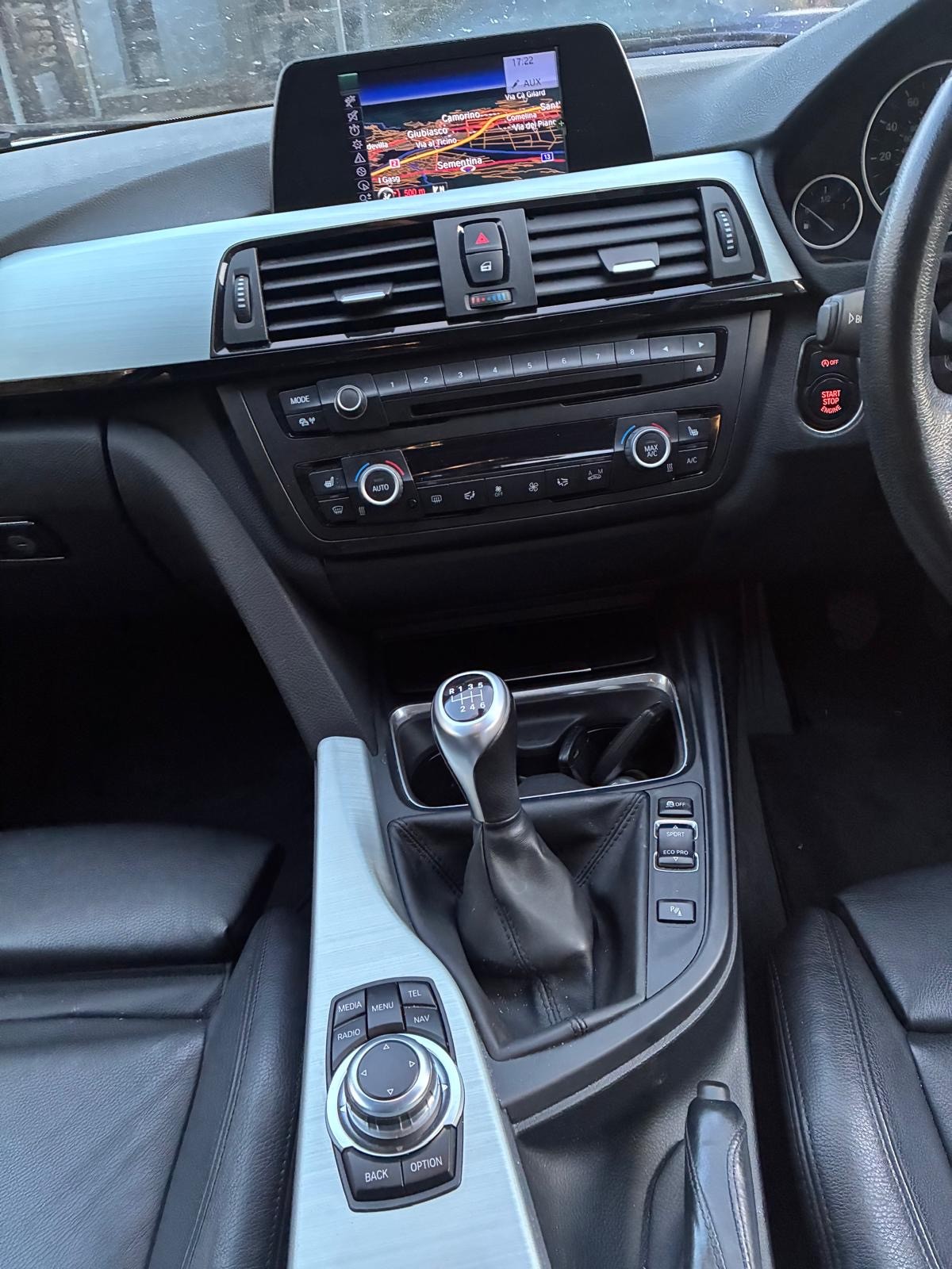 BMW 320i xDrive-image-2