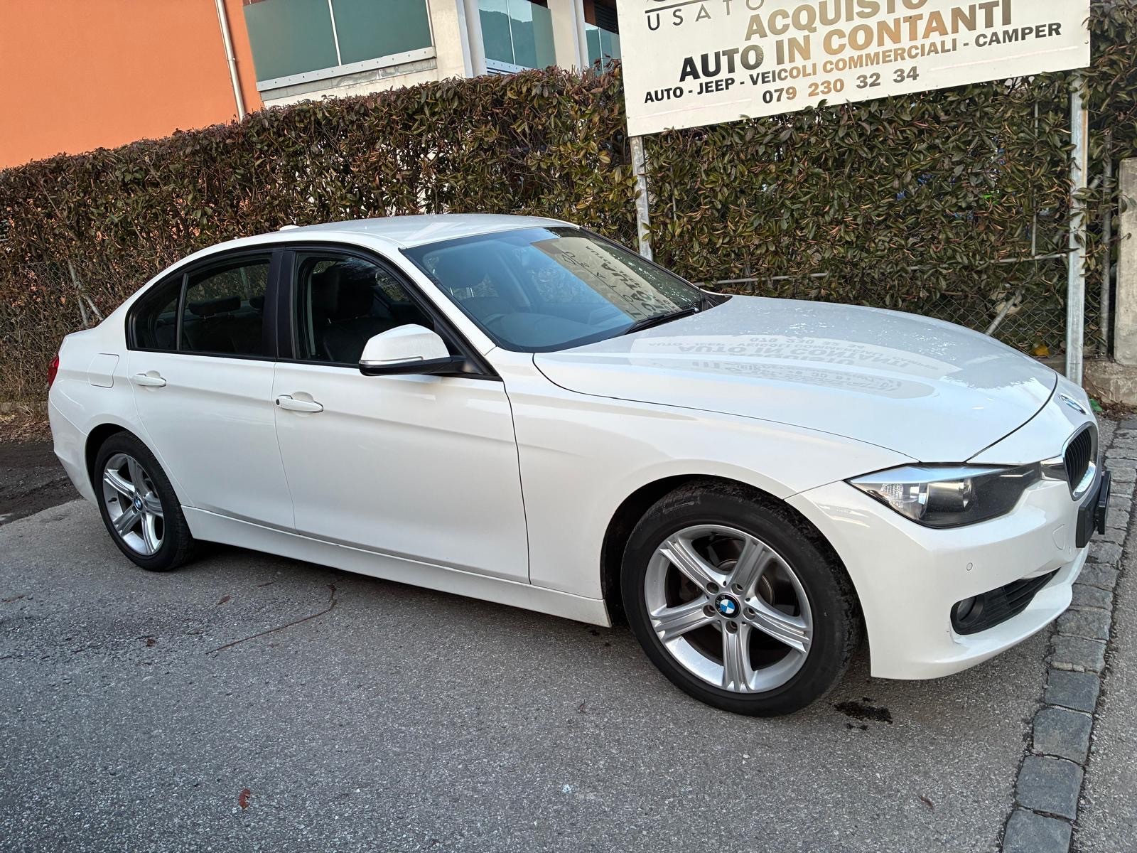 BMW 320i xDrive-image-4