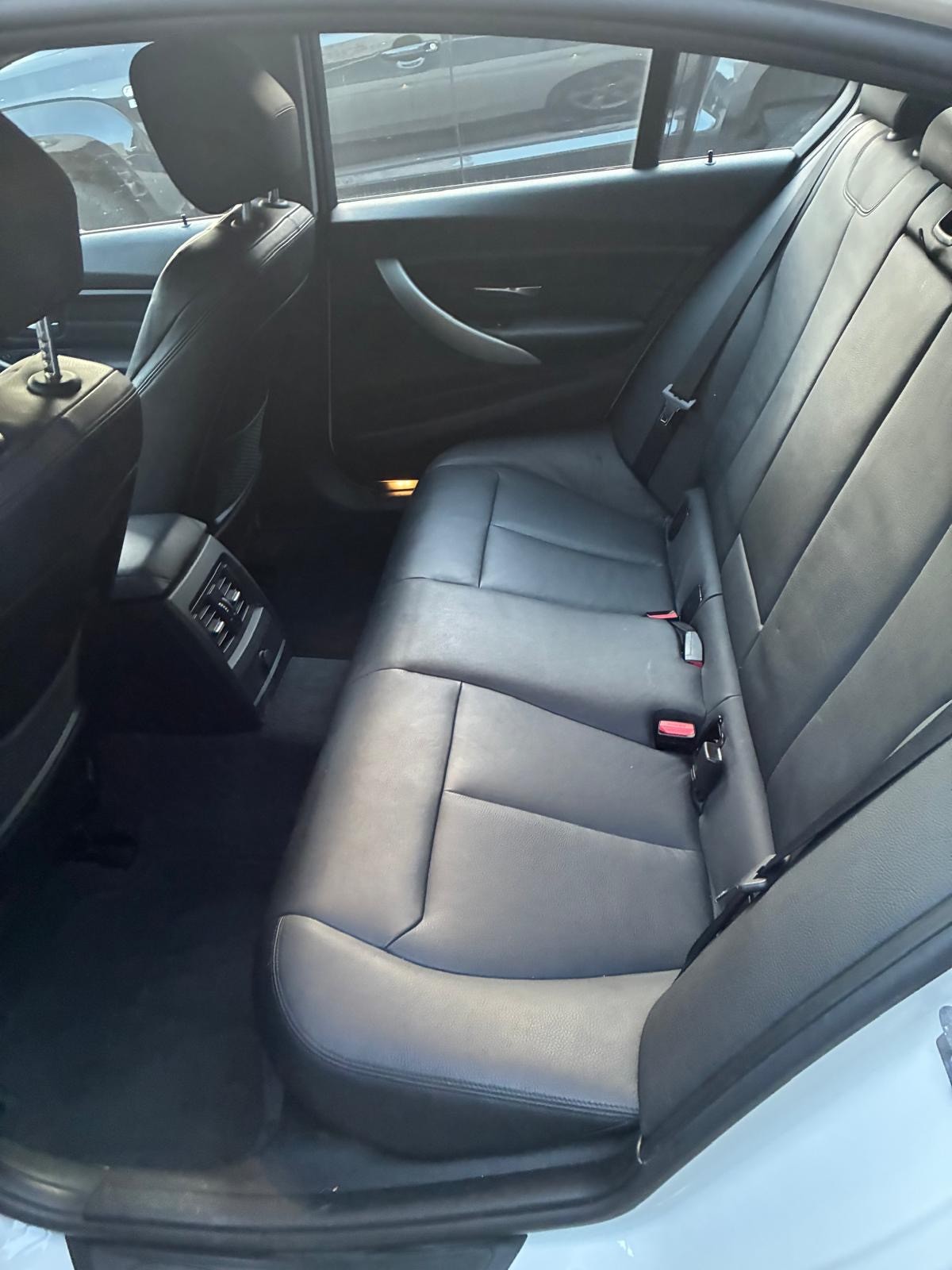 BMW 320i xDrive-image-8