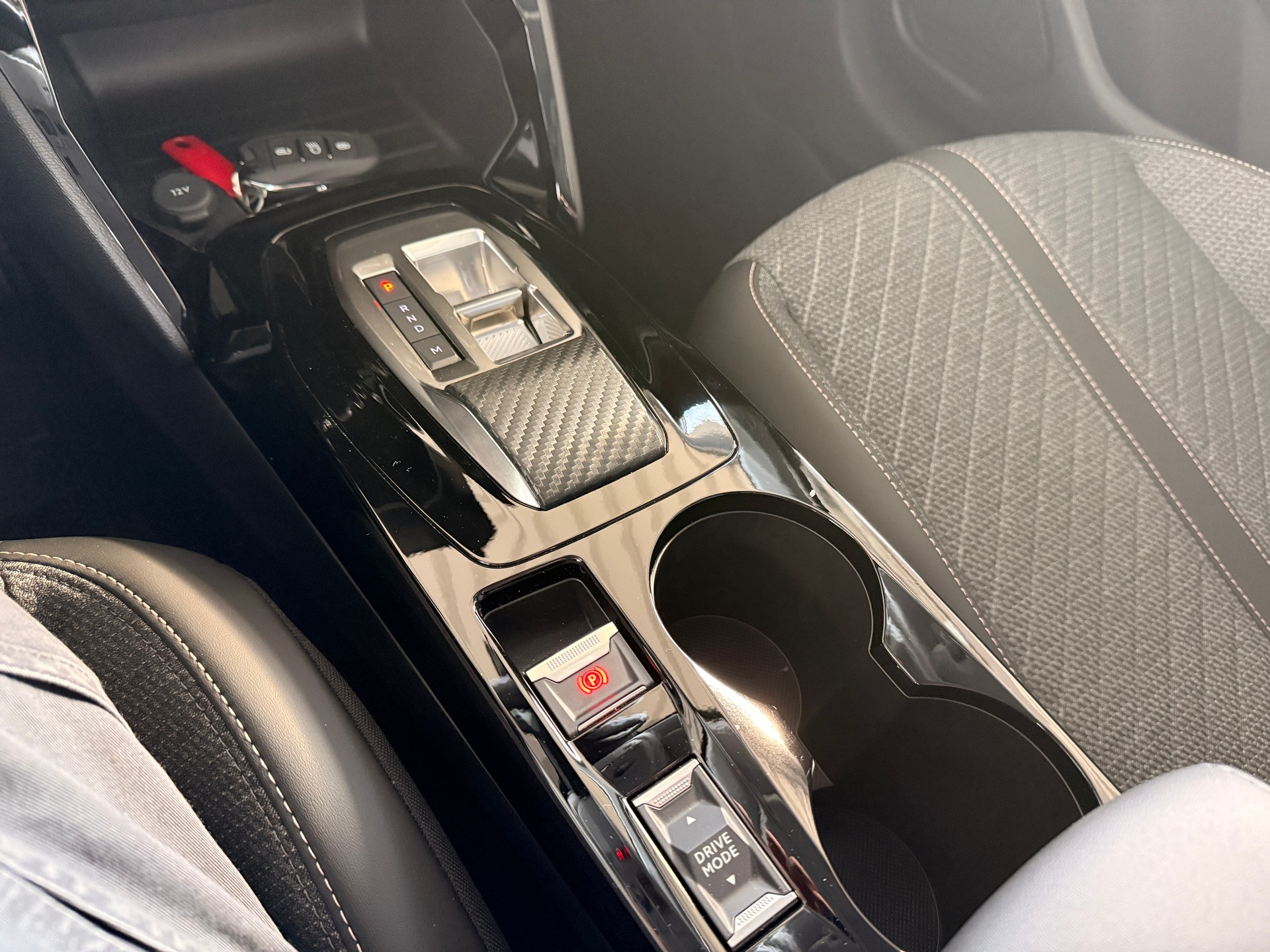 PEUGEOT 208 1.2 MHEV 145 GT-image-10