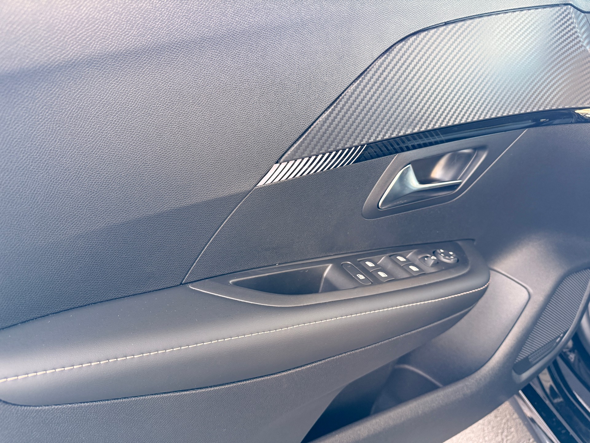 PEUGEOT 208 1.2 MHEV 145 GT-image-12