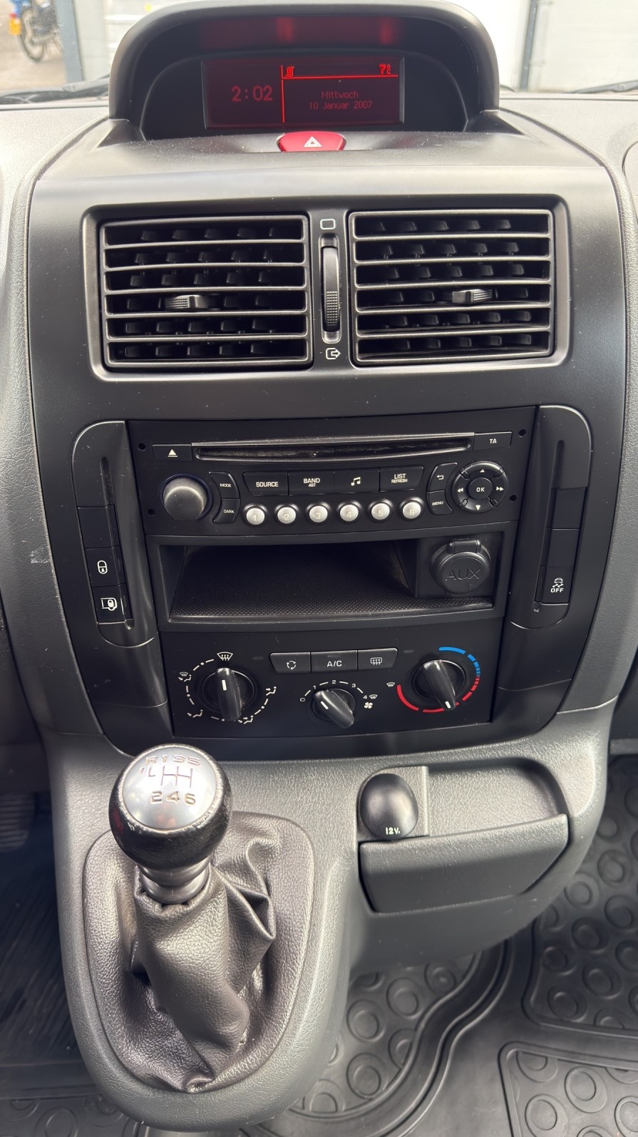 PEUGEOT Expert 2.0 HDi 229 L2H1-image-10