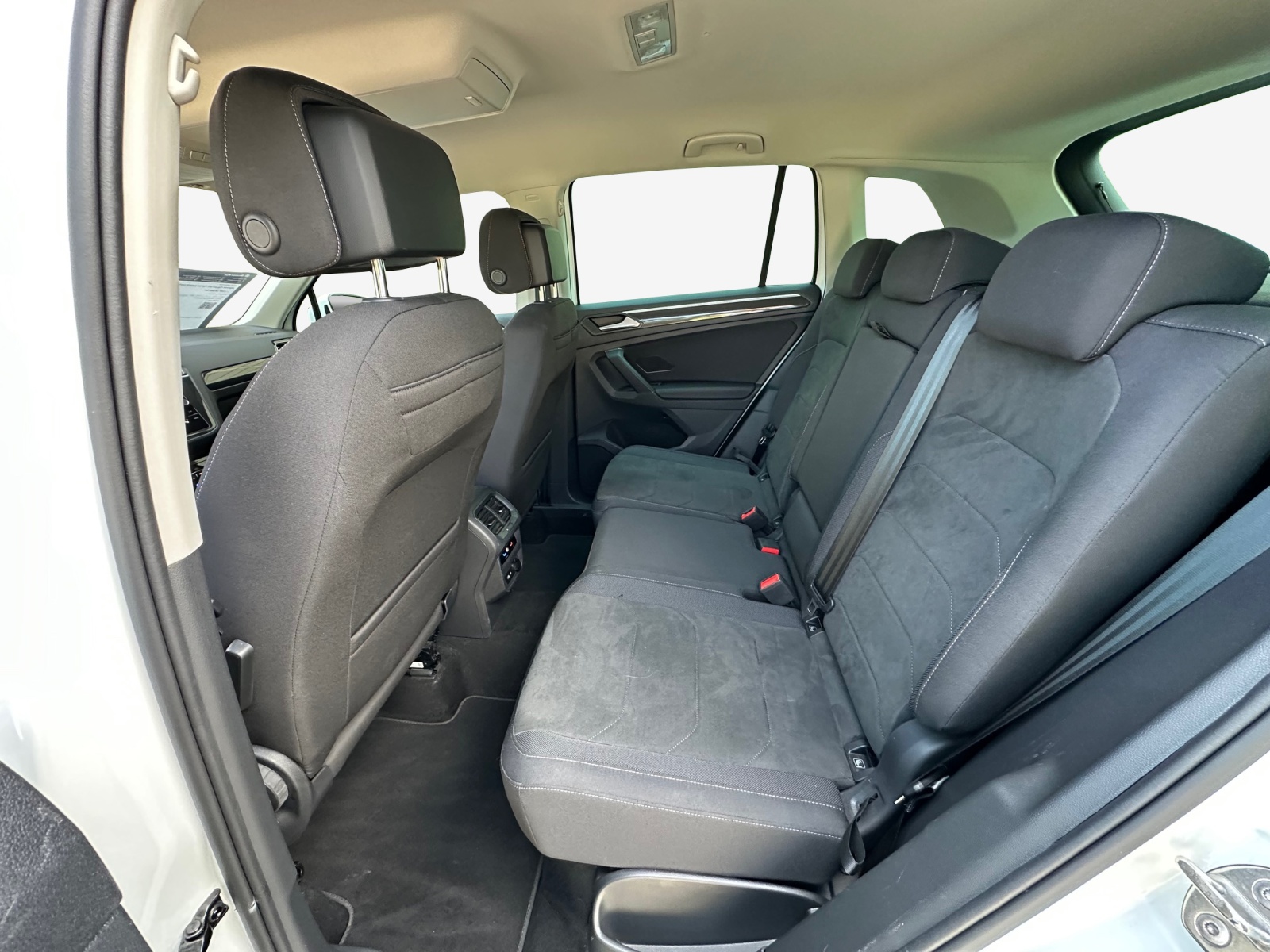 VW Tiguan 2.0 TDI SCR Elegance 4Motion DSG-image-11