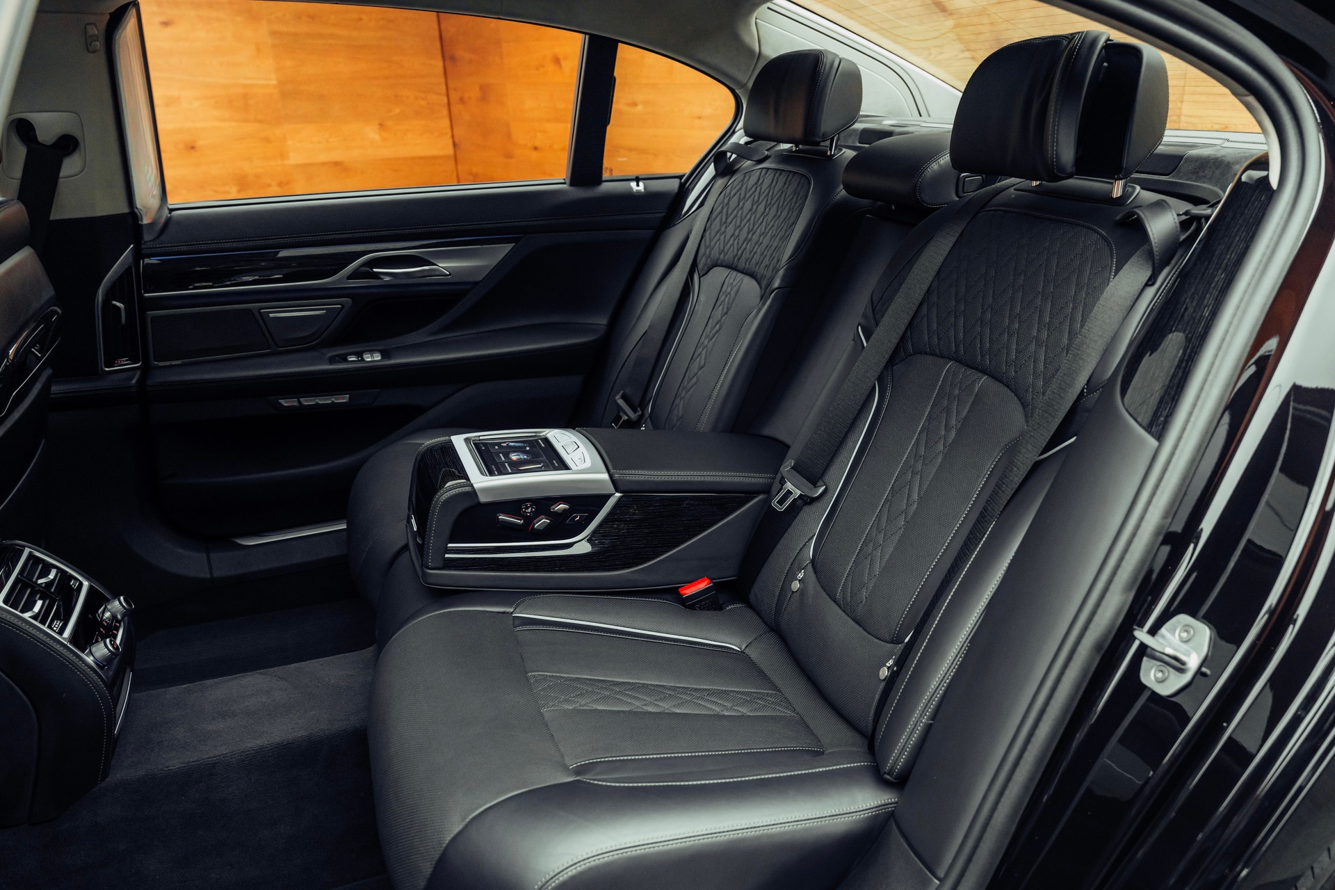 BMW M760Li xDrive Steptronic-image-6