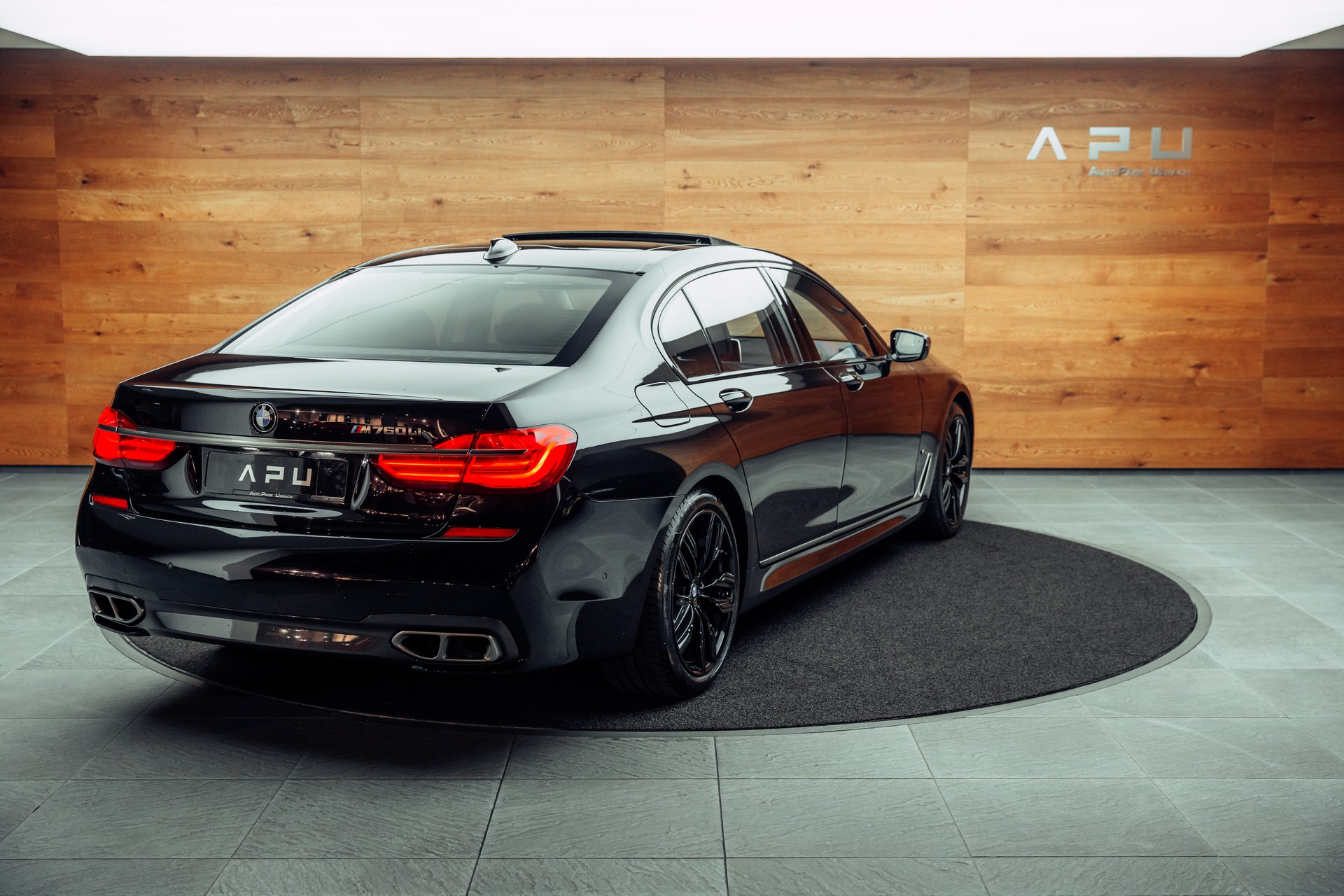 BMW M760Li xDrive Steptronic-showroom-element-1