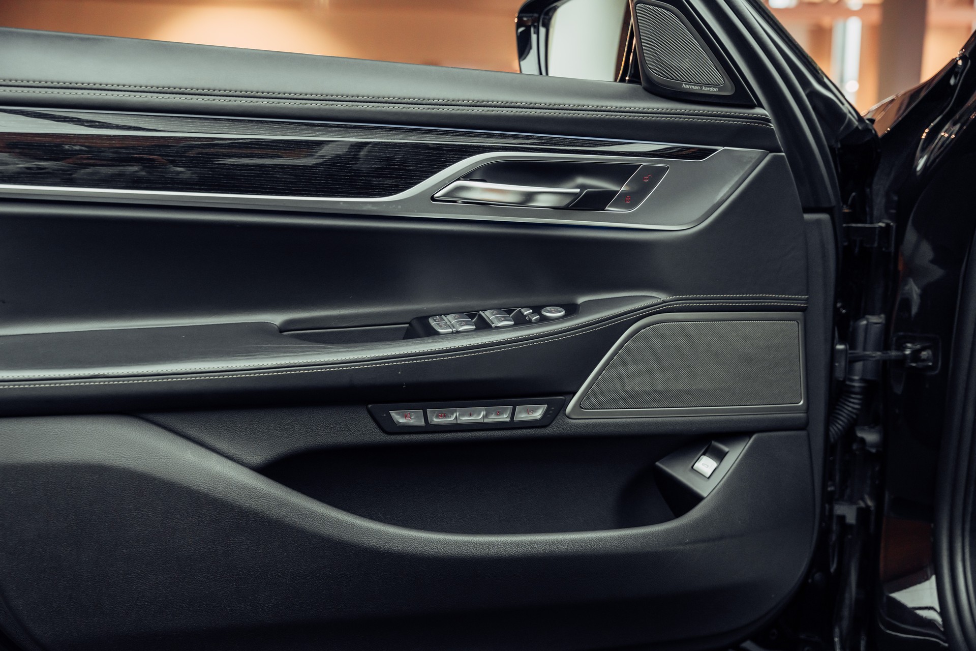 BMW M760Li xDrive Steptronic-image-10